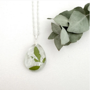 Colar artesanal em resina com flor natural